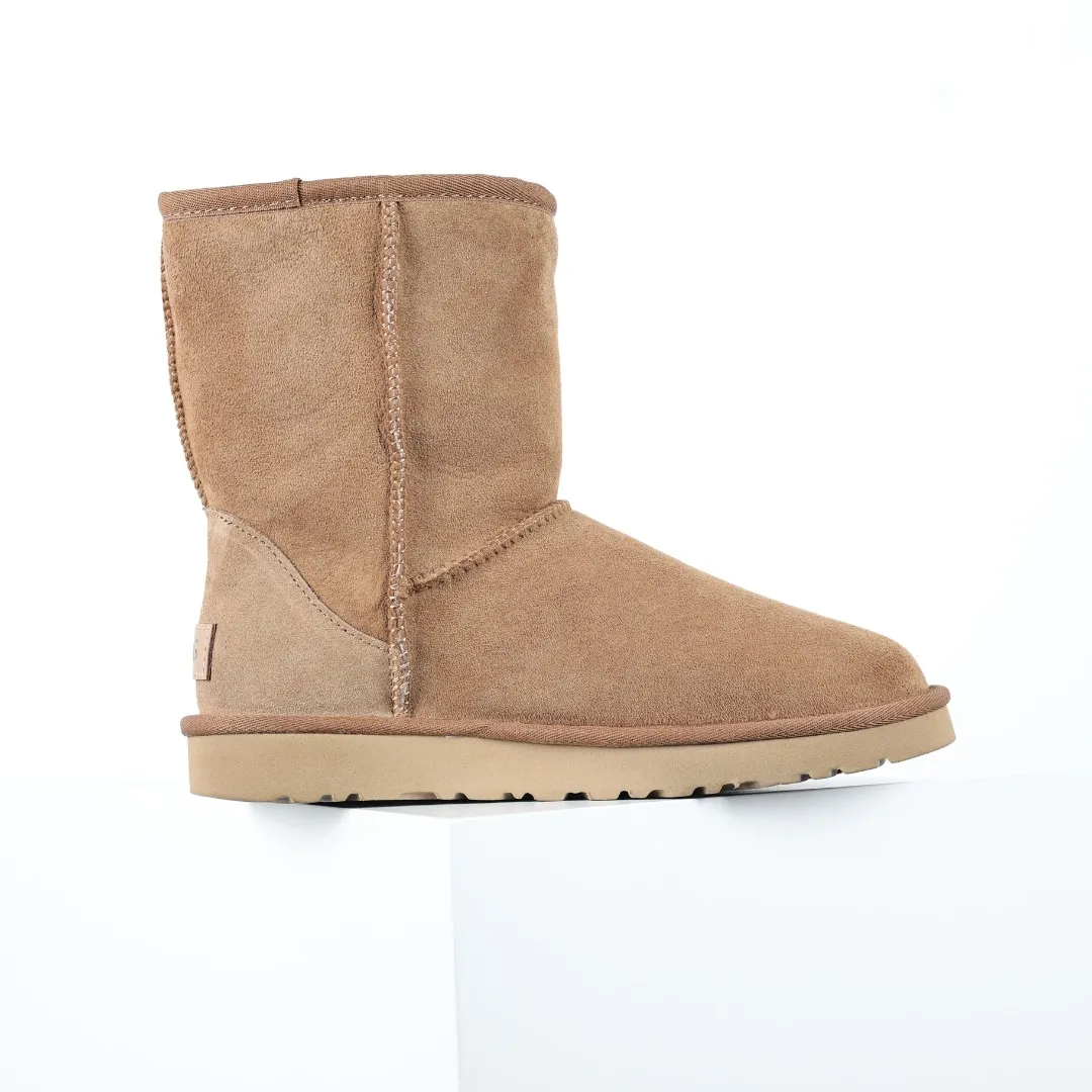 Pick up locally 💰600 Core recommended good price Cashmere insoles are a very suitable choice for keeping warm in winter and at home. In the new year, uug launched a series of styles, which are partially geared towards the preferences of young consumers and have also moved to the forefront of fashion trends. Shoe body material Water-repellent coated suede upper 17mm UGGPURE™ implanted wool insole Lightweight non-slip comfortable rubber outsole With brand LOGO Trademark Comes with a full set of packaging Size: 35 36 37 38 39 40